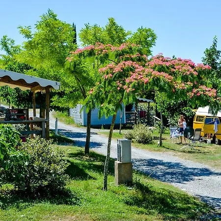אתר קמפינג Domaine De Chadeyron לאגורס